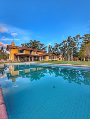 Pool - Gorgeous 7-bedroom farmhouse with AC in charming Soca (Departamento de Canelones)
