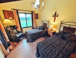 Desk, iron/ironing board, travel crib, free WiFi - Gorgeous 7-bedroom farmhouse with AC in charming Soca (Departamento de Canelones)