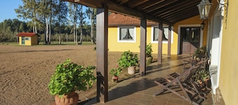 Gorgeous 7-bedroom farmhouse with AC in charming Soca