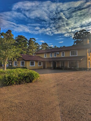 Exterior - Gorgeous 7-bedroom farmhouse with AC in charming Soca (Departamento de Canelones)