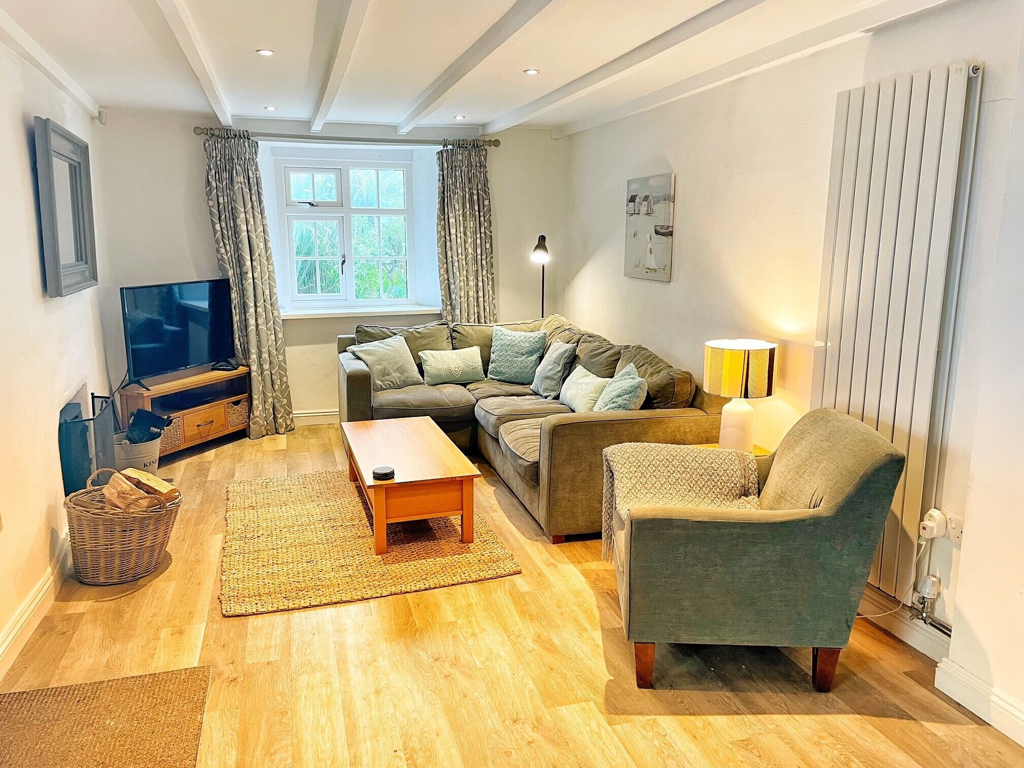 Een smart-tv, een open haard, een dvd-speler en boeken