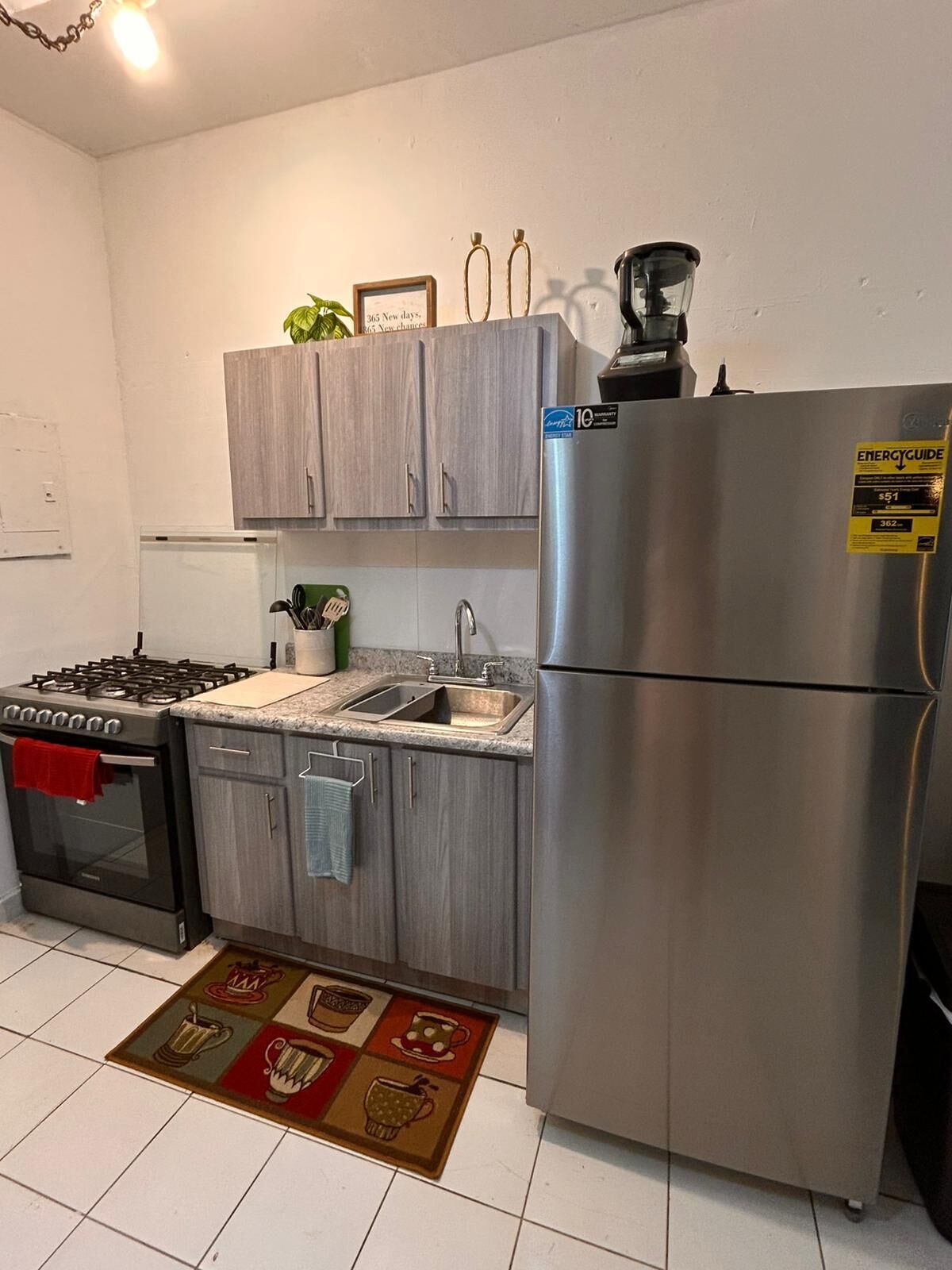 Réfrigérateur, micro-ondes, four, plaque de cuisson