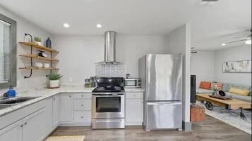 冰箱、微波炉、烤箱、炉灶