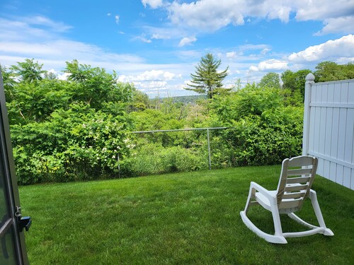 Cute 2 Bdrm Condo walking distance to Weirs Beach