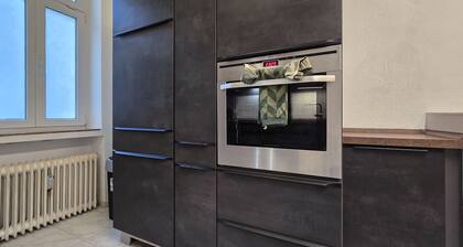 Alpha Apartments: Urban & Spacious: 2br, 4 Beds