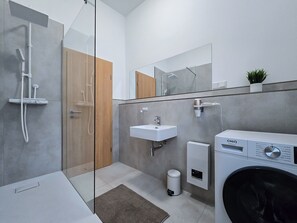 Shower, hair dryer, towels, toilet paper - Alpha Apartments: Urban & Spacious: 2br, 4 Beds (Krefeld)