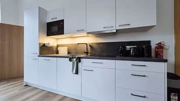 Kühlschrank, Mikrowelle, Herdplatte, Geschirrspüler