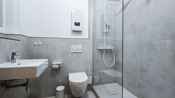 Dusche, Haartrockner, Handtücher, Toilettenpapier
