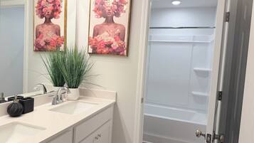 Assecador de cabells, tovalloles, sabó i paper higiènic