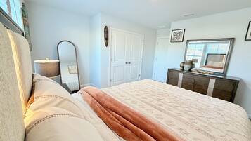 Planxa i posts de planxar, wifi i roba de llit