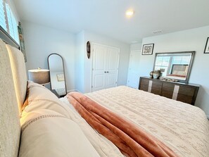 Tabla de planchar con plancha, wifi, ropa de cama