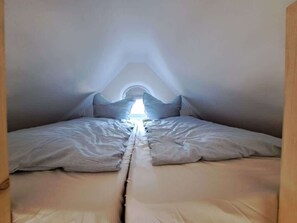 Tabla de planchar con plancha, wifi y ropa de cama 