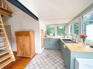 Fridge, stovetop, electric kettle, cookware/dishes/utensils