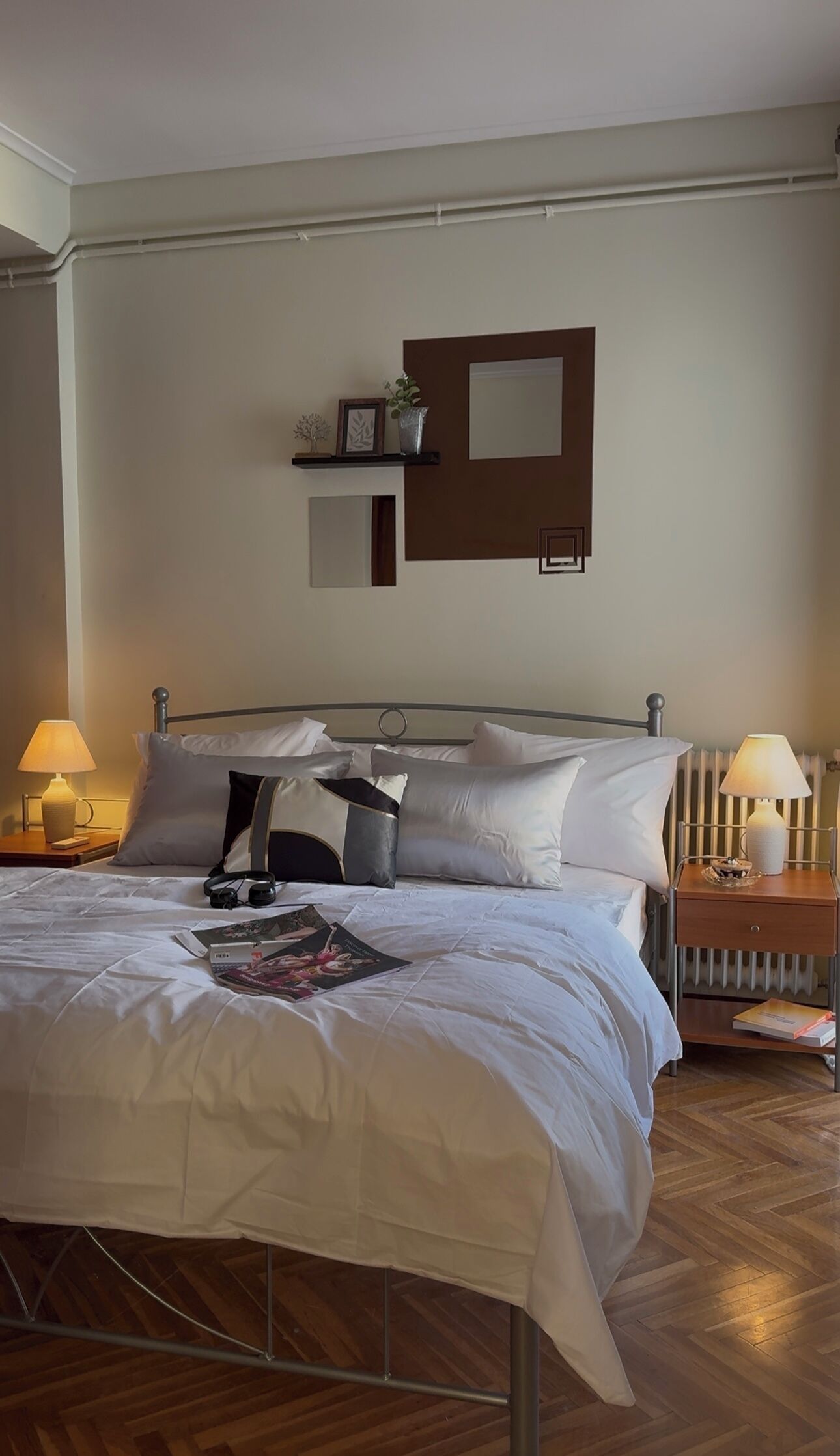 4 dormitorios, escritorio, tabla de planchar con plancha y cuna de viaje