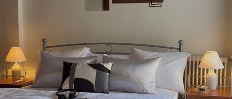 4 dormitorios, escritorio, tabla de planchar con plancha y cuna de viaje