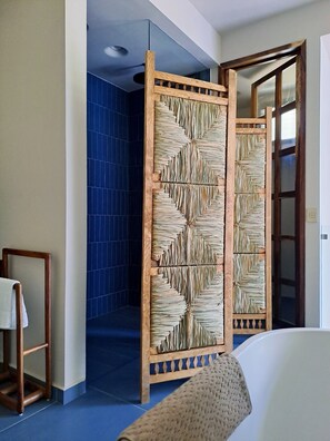 Chambre Deluxe, balcon | Salle de bain