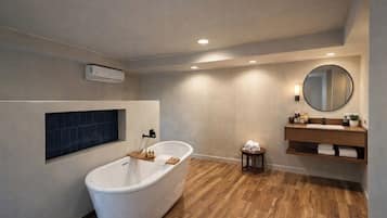 Dusj, hårføner, håndklær og såpe