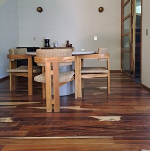 Chambre Deluxe, balcon | Coin séjour