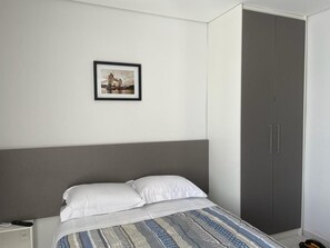 1 dormitorio, tabla de planchar con plancha, wifi y ropa de cama