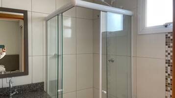 Secador de pelo, toallas, jabón y papel higiénico