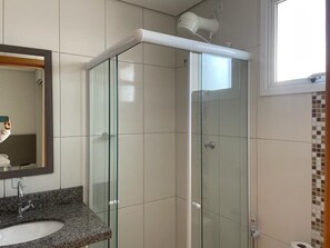 Secador de cabelo, toalhas de banho, sabonete, papel higiênico