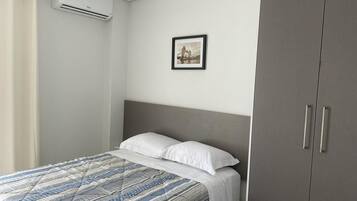 1 dormitorio, tabla de planchar con plancha, wifi y ropa de cama