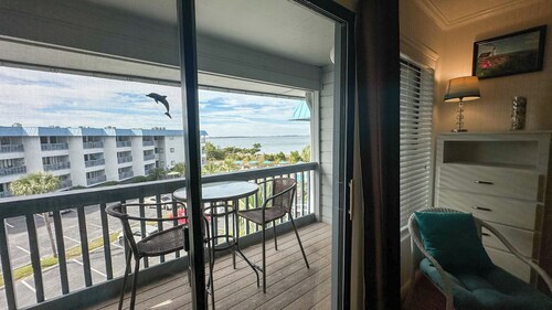 Charming 1 BD with Ocean Views/Pool/Quiet North End Complex