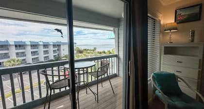 Charming 1 BD with Ocean Views/Pool/Quiet North End Complex