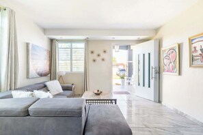 Appartamento Superior | Area soggiorno | TV a schermo piatto 32 pollici con canali digitali