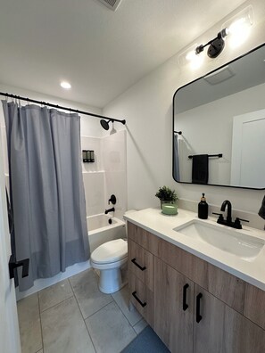 Dusj, hårføner, håndklær og såpe