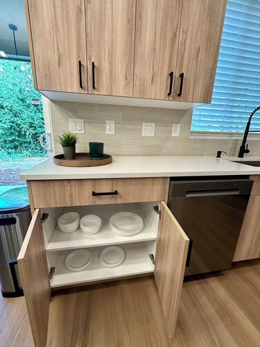 3-bedroom Cottage in fabulous Vancouver with cool AC breeze