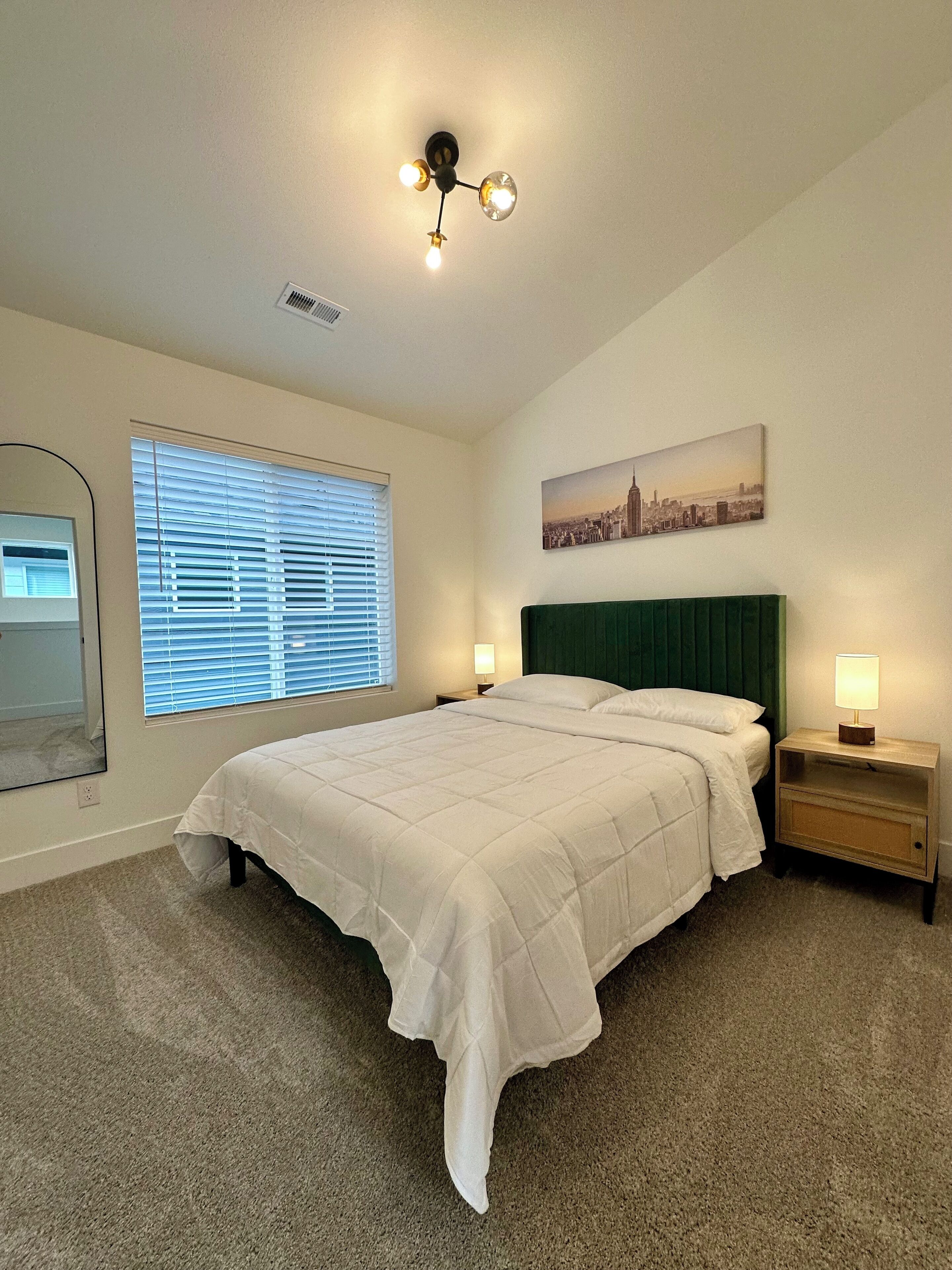 Tabla de planchar con plancha, wifi y ropa de cama 