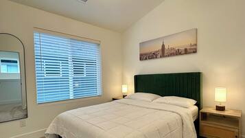 Tabla de planchar con plancha, wifi y ropa de cama