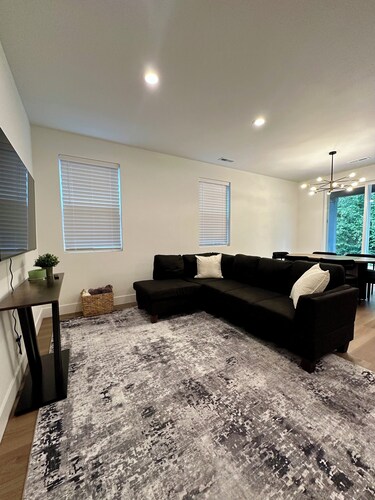 3-bedroom Cottage in fabulous Vancouver with cool AC breeze