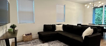 3-bedroom Cottage in fabulous Vancouver with cool AC breeze