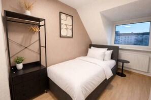 Phòng đôi phong cách cổ điển, quang cảnh thành phố | Bàn, truy cập Internet không dây miễn phí 