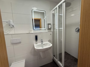 Classic Double Room | Bathroom - SHIN CENTRAL (Essen)