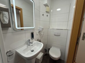 Hair dryer, towels, soap, shampoo - SHIN CENTRAL (Essen)