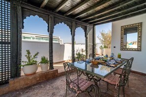 تناول الطعام بالخارج