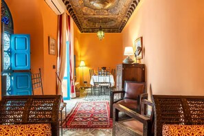 المنشأة من الداخل