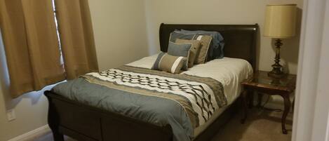 Tabla de planchar con plancha, wifi y ropa de cama