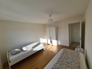 Tabla de planchar con plancha, wifi, ropa de cama