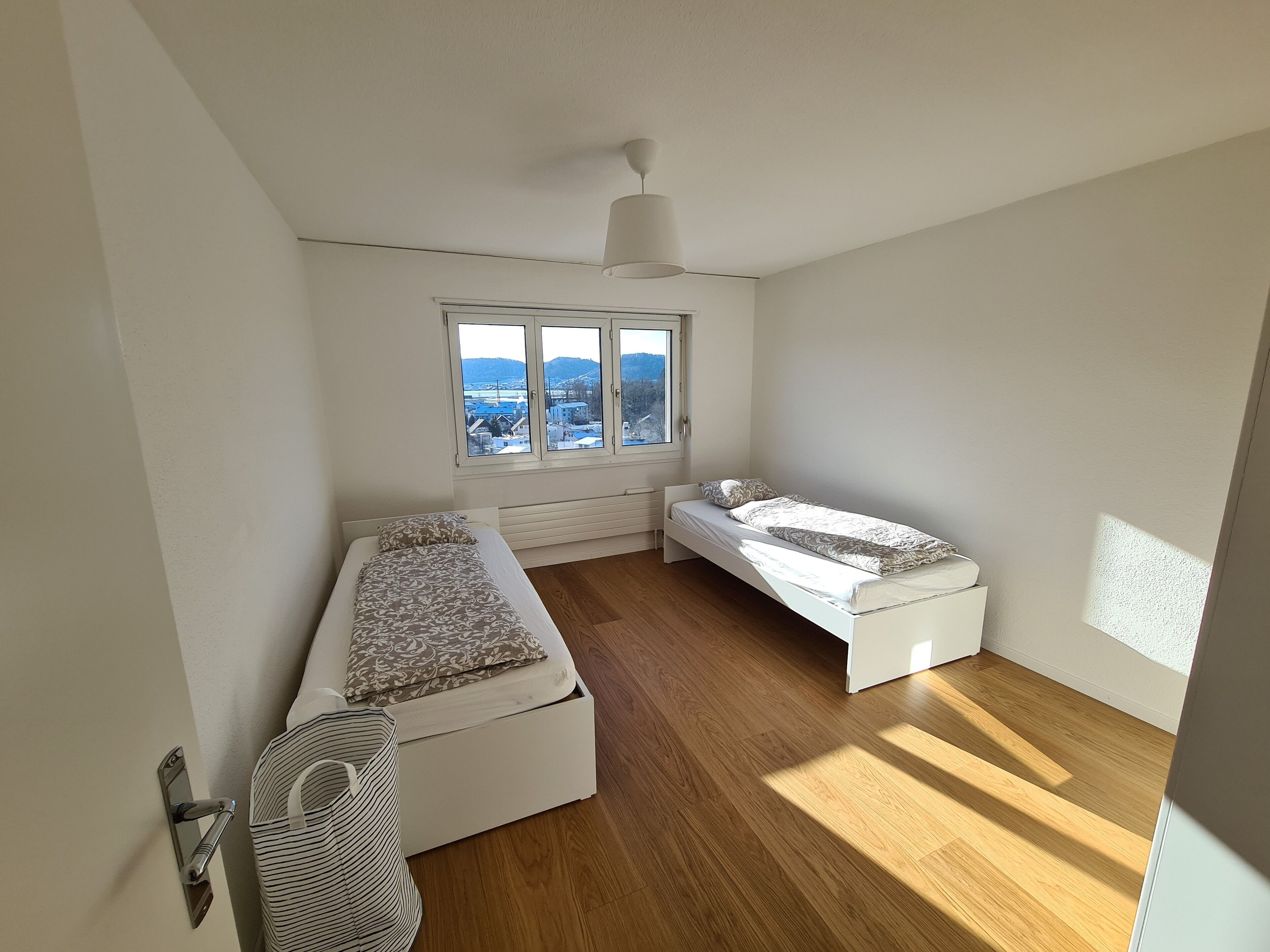 Silitysrauta/-lauta, Wi-Fi, vuodevaatteet