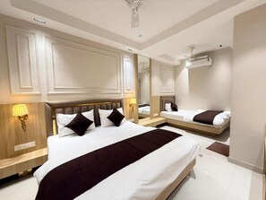 Kamar Triple Deluks, pemandangan kota | Brankas, meja kerja, ruang kerja ramah laptop, dan tirai kedap cahaya