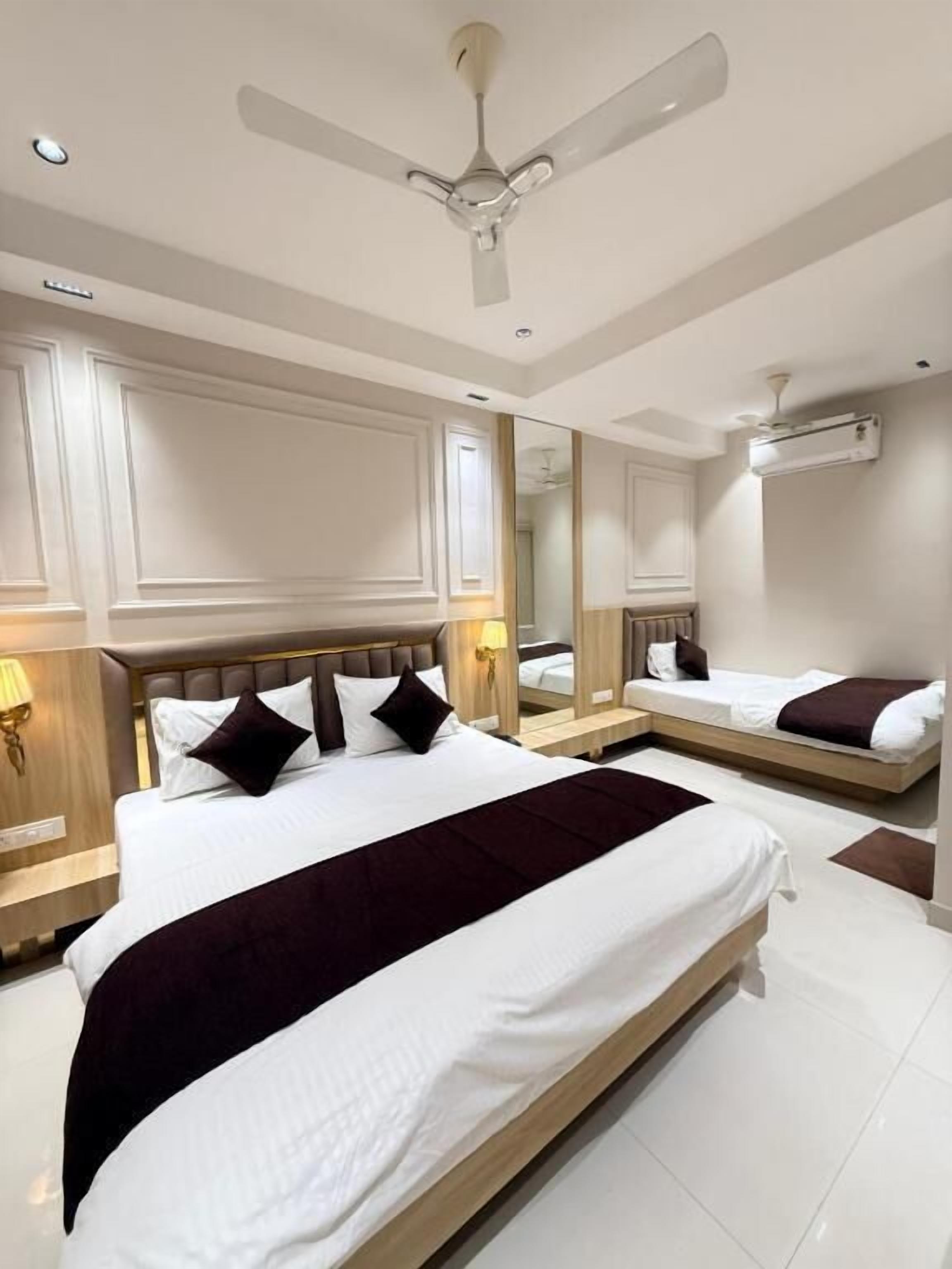 خزنة داخل الغرفة ومكتب ومساحة عمل للكمبيوتر المحمول وستائر تعتيم