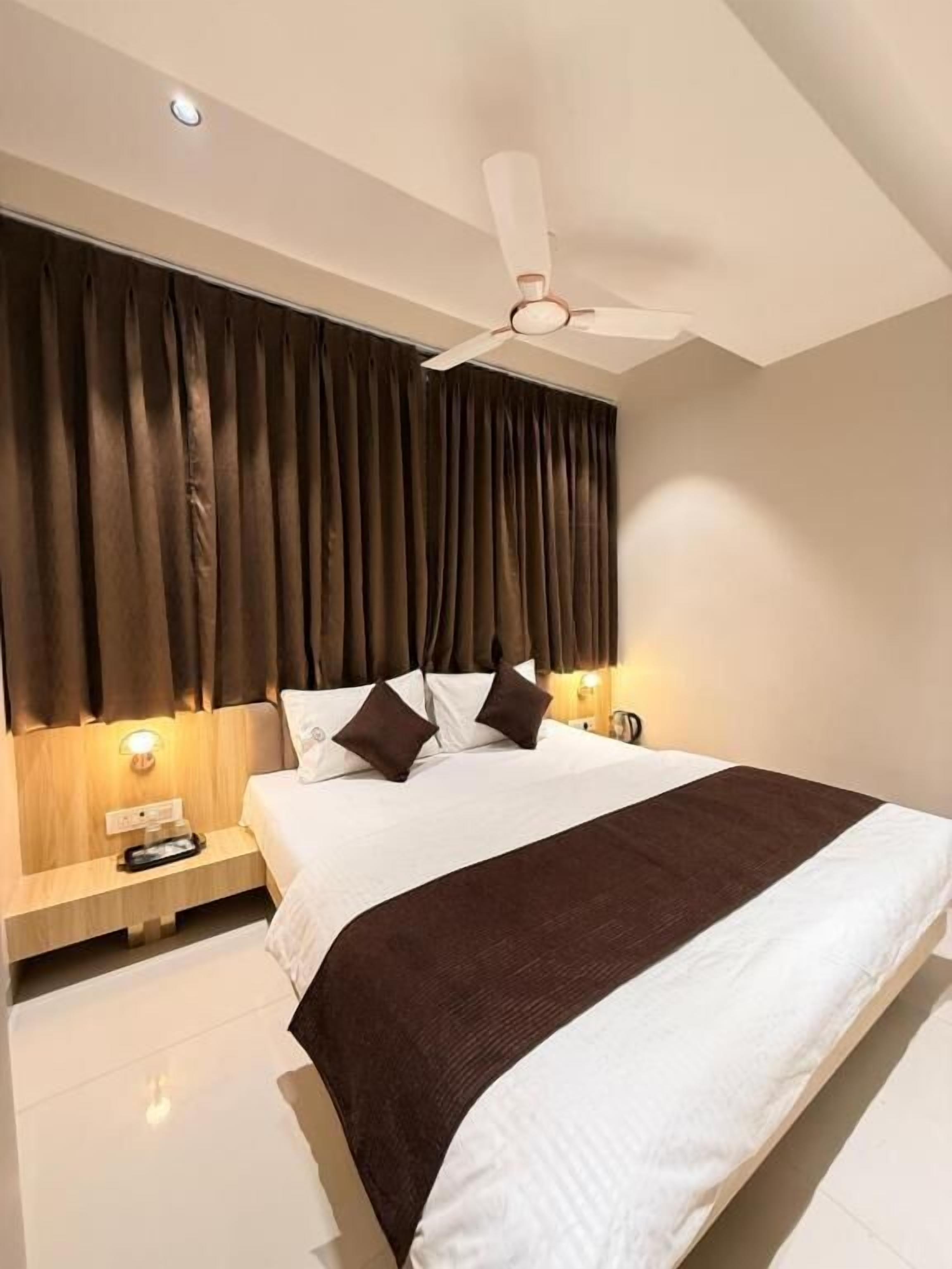 خزنة داخل الغرفة ومكتب ومساحة عمل للكمبيوتر المحمول وستائر تعتيم