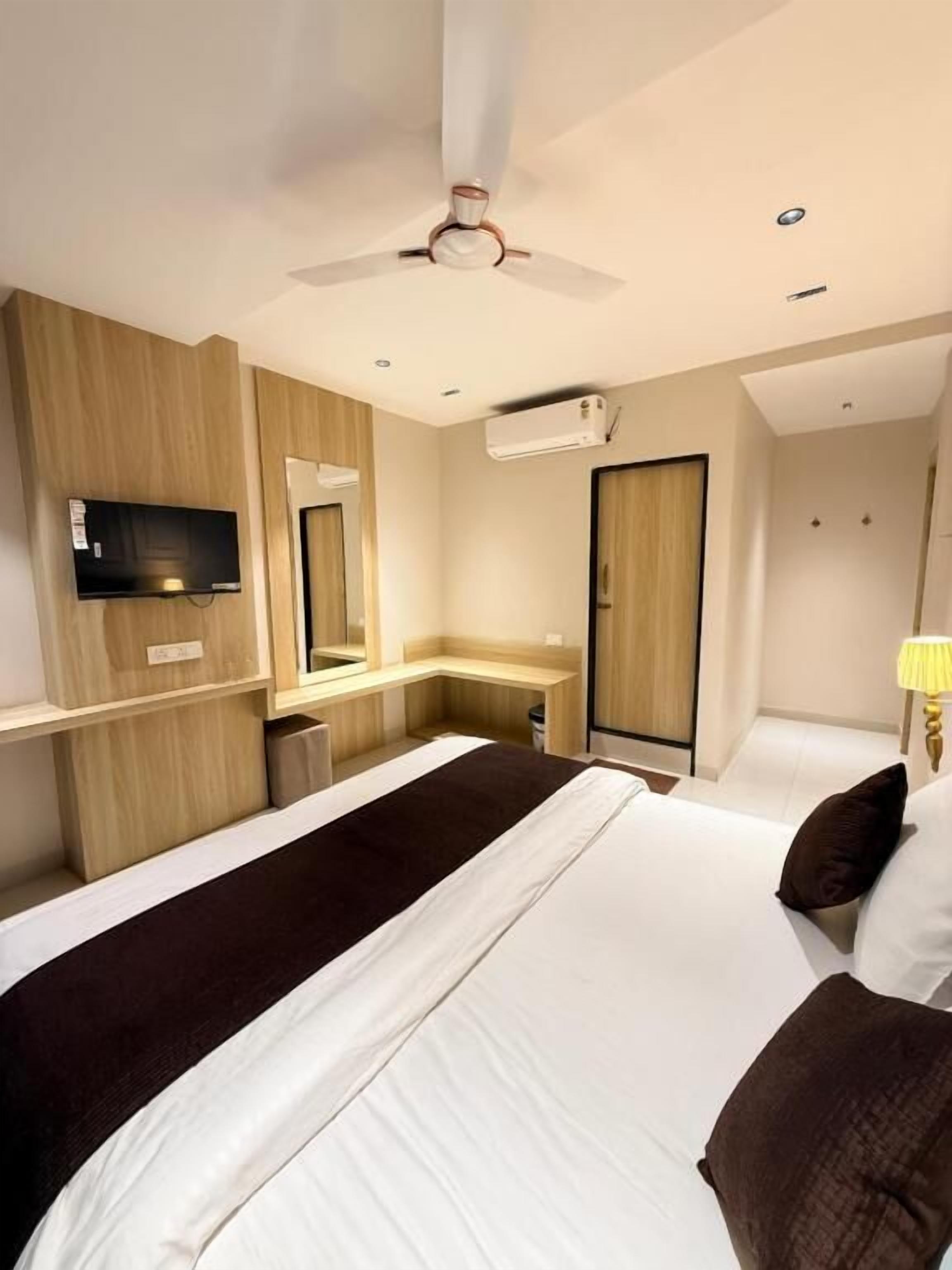 خزنة داخل الغرفة ومكتب ومساحة عمل للكمبيوتر المحمول وستائر تعتيم