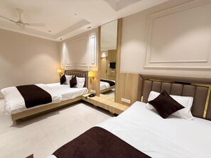 Kamar Triple Deluks, pemandangan kota | Brankas, meja kerja, ruang kerja ramah laptop, dan tirai kedap cahaya