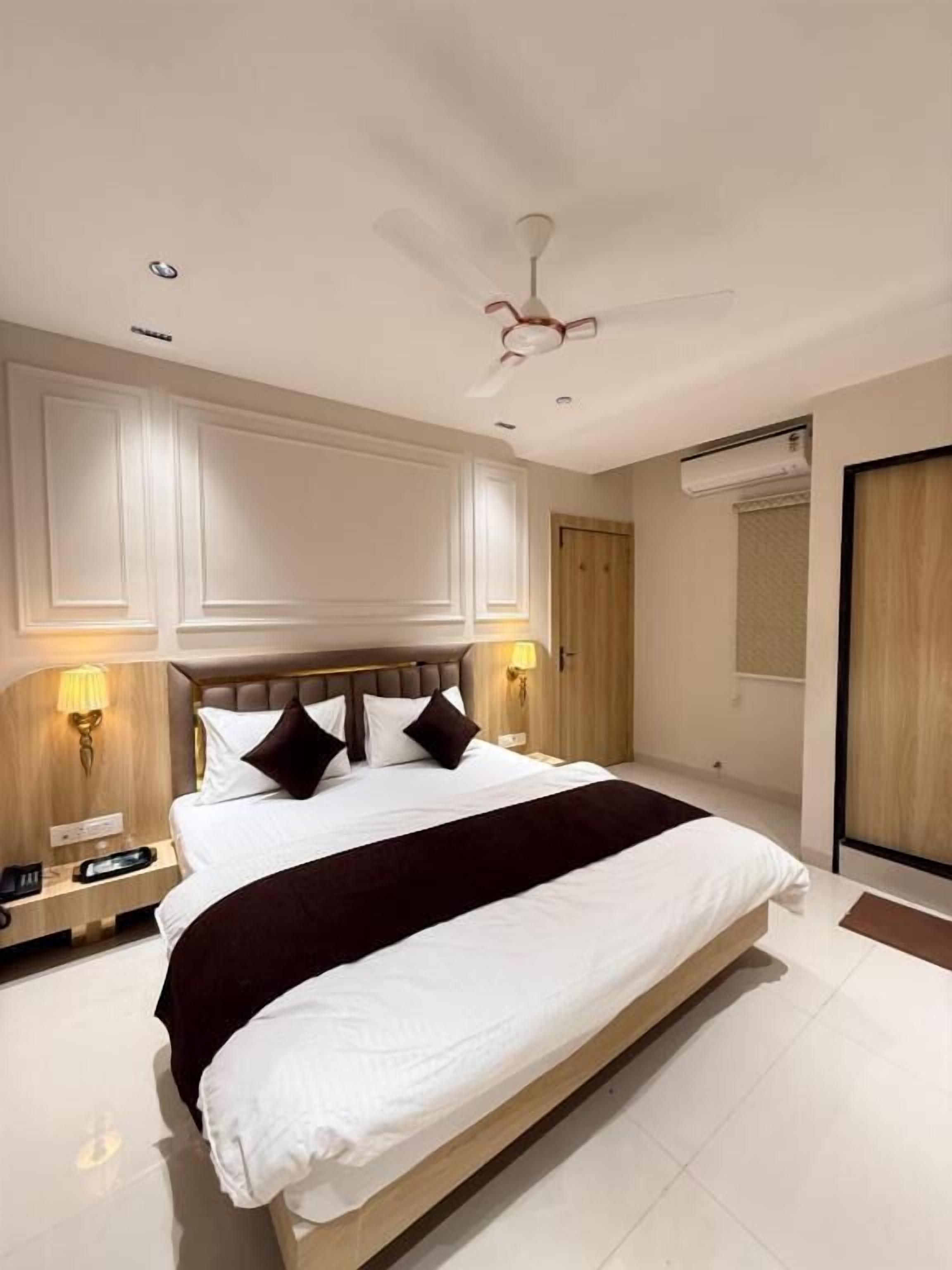 خزنة داخل الغرفة ومكتب ومساحة عمل للكمبيوتر المحمول وستائر تعتيم