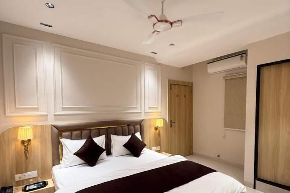 خزنة داخل الغرفة ومكتب ومساحة عمل للكمبيوتر المحمول وستائر تعتيم